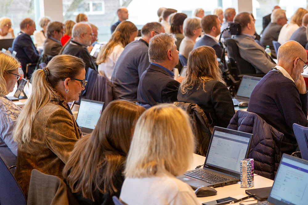 Fullsatt sal i politisk møte.