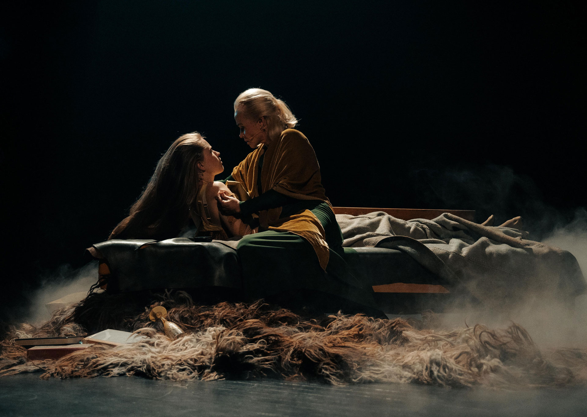 Teaterscene med to skuespillere