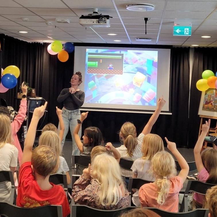 Mari Moen Holsve foran barna på Sandefjord bibliotek på avslutningsfesten