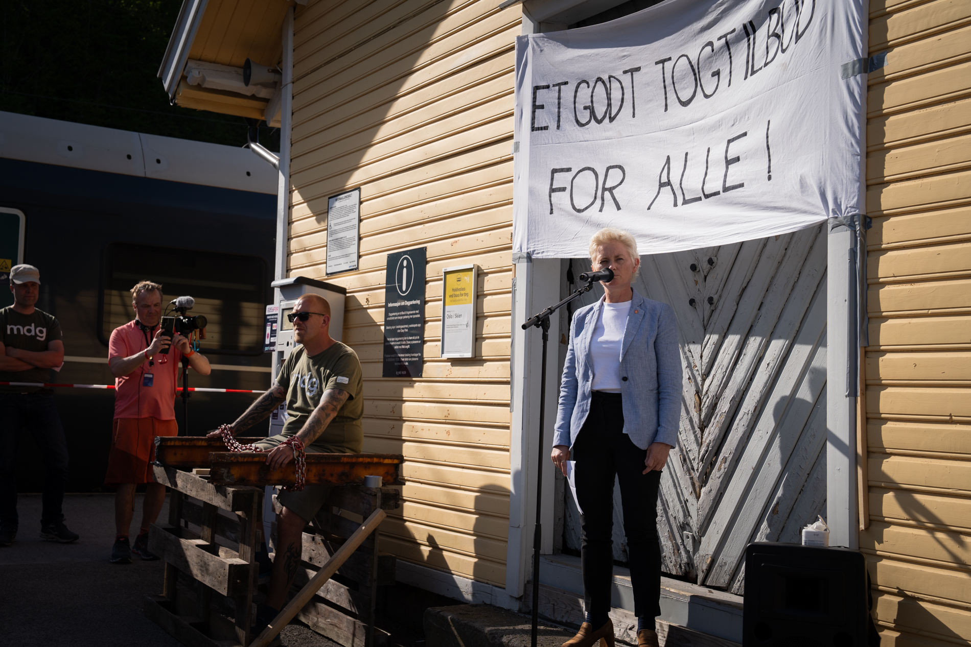 Fylkesordfører Anne Strømøy holdt appell under markeringen på Skoppum stasjon.