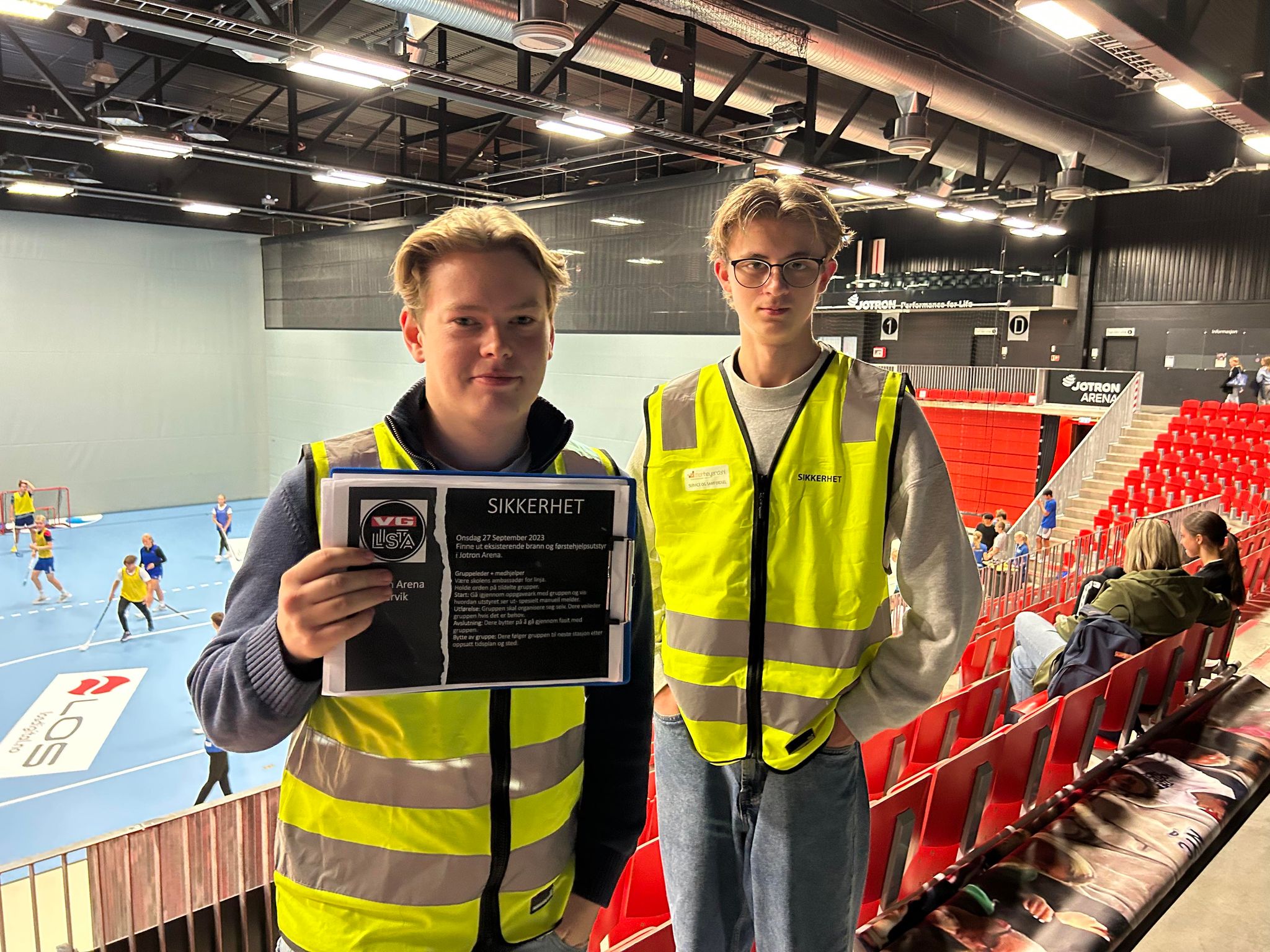 2 elever som viser sikkerhetsoppgaven sin