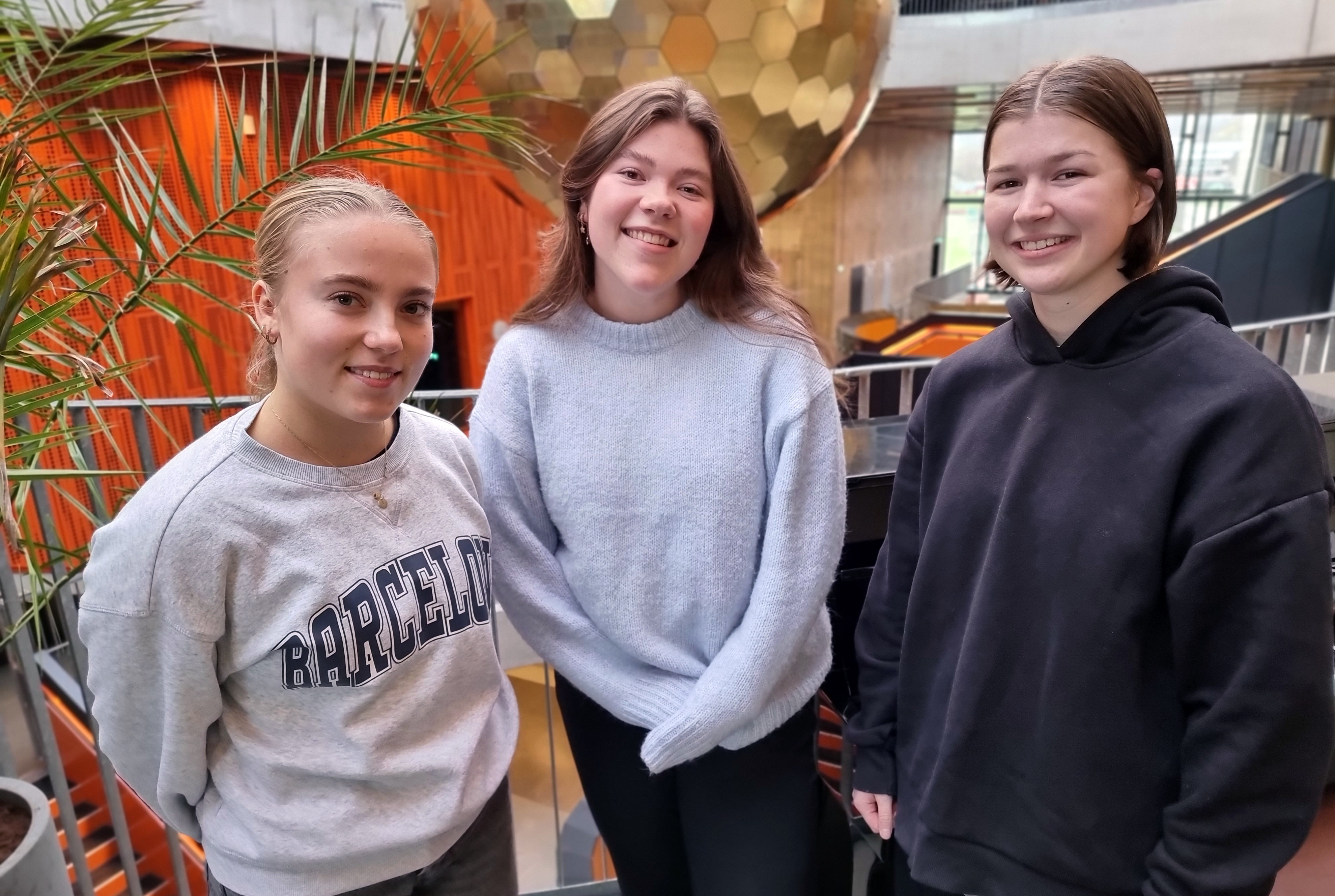 Ida Farmen Holstad, Mathilde Chetwynd Eikeland og Oda Simonsen er klare for innsats som kreves for en så stor forestilling som Opprør blir. Foto: Ellen Marie Skjefstad