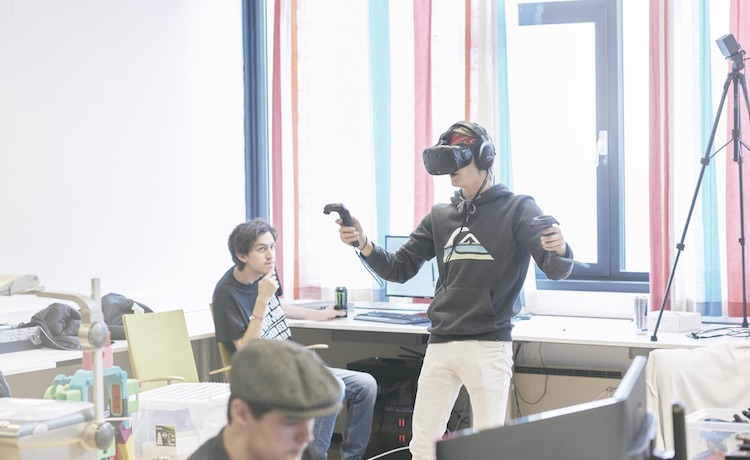 Bilde av elev som bruker VR-briller i et klasserom