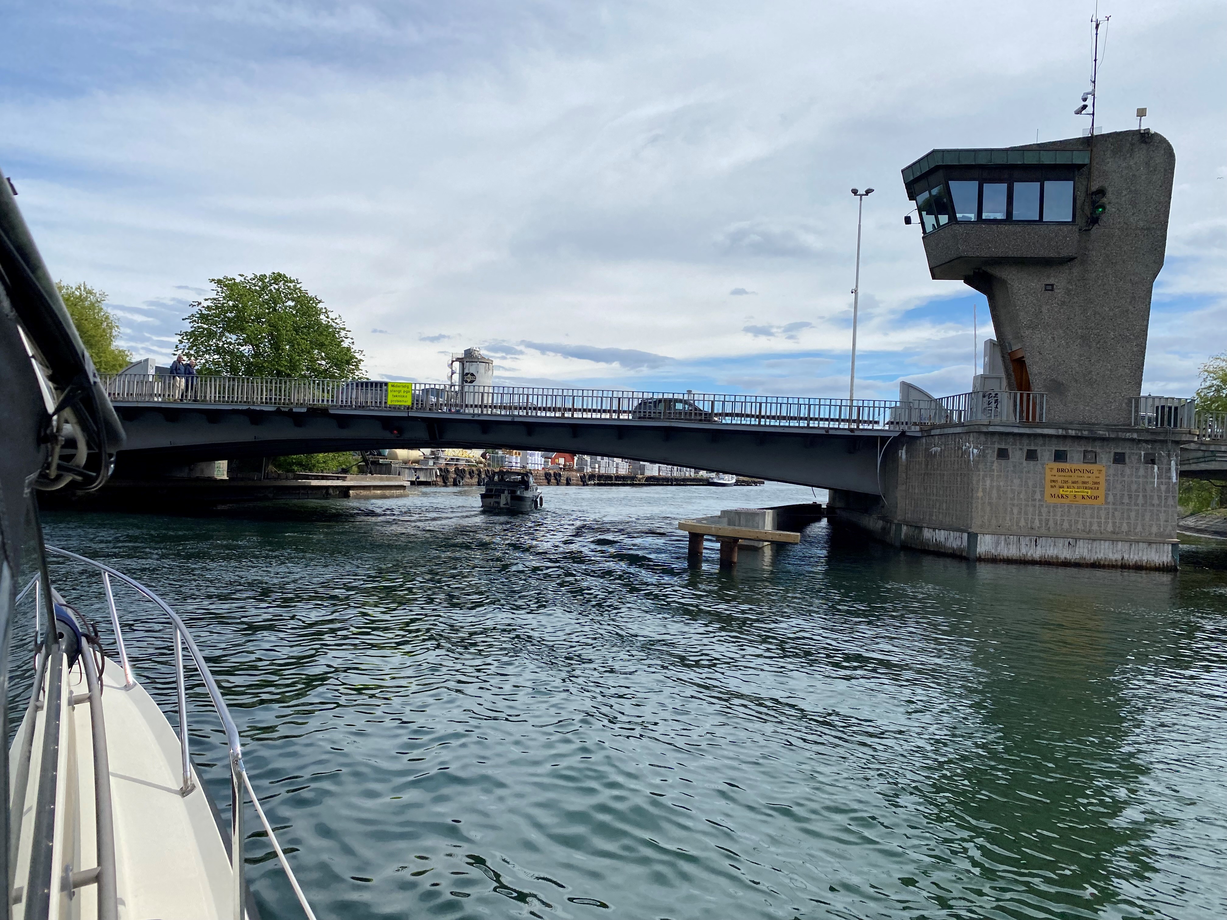 Kanalbrua i Tønsberg, med kontrolltårnet til høyre i bildet. Bildet er tatt rett forfra, og viser siden av båten det er tatt fra.