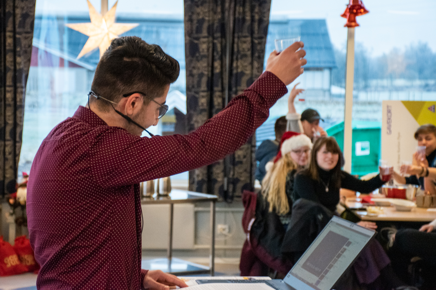 Elev hever saftglasset i kantina til skål for en god jul