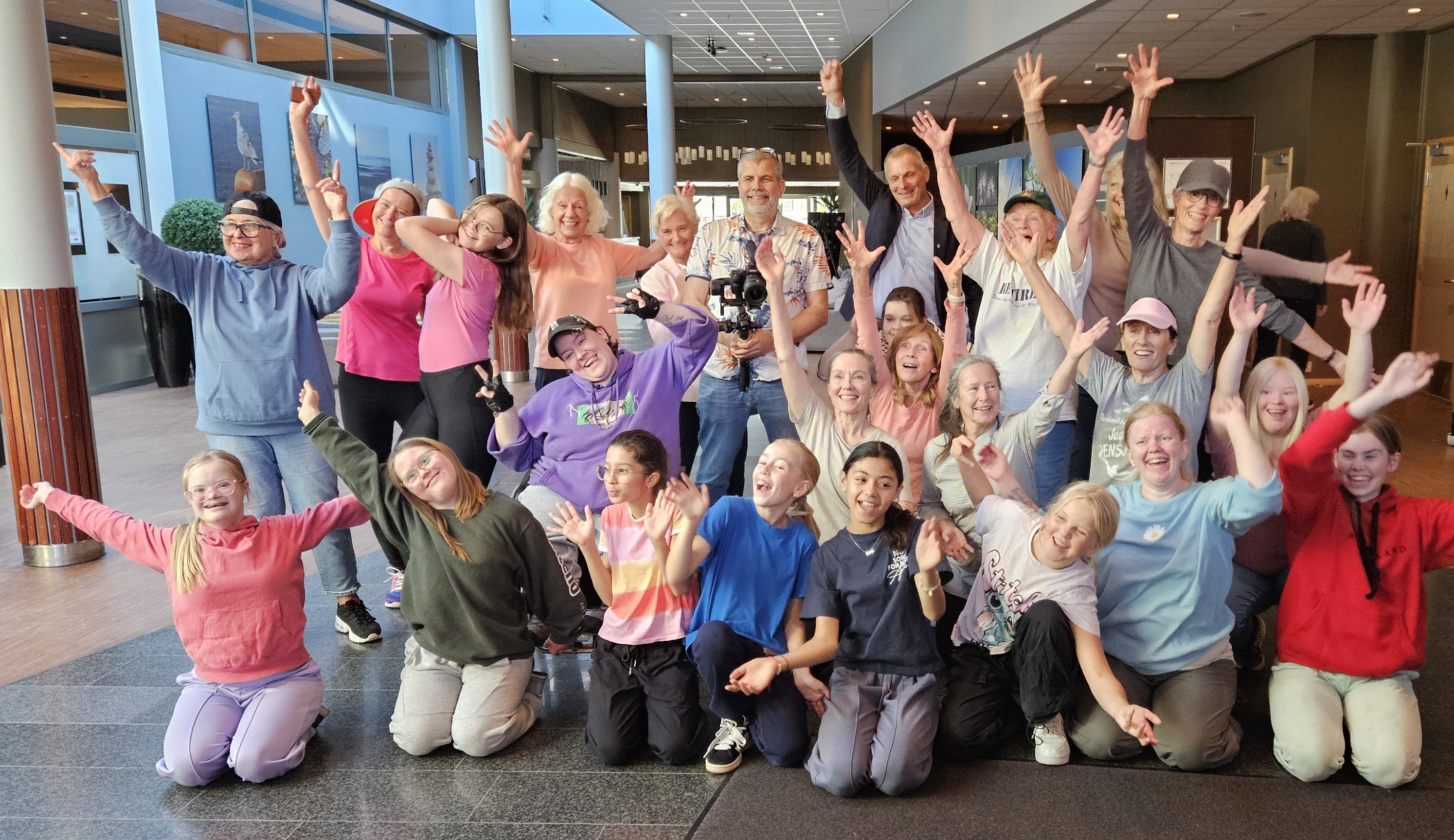 Dansegruppe fra Extend i Tønsberg, fylkesordfører Anne Strømøy, ordfører Frank Pedersen (Tønsberg kommune) og filmfotograf Rune Nordseter.