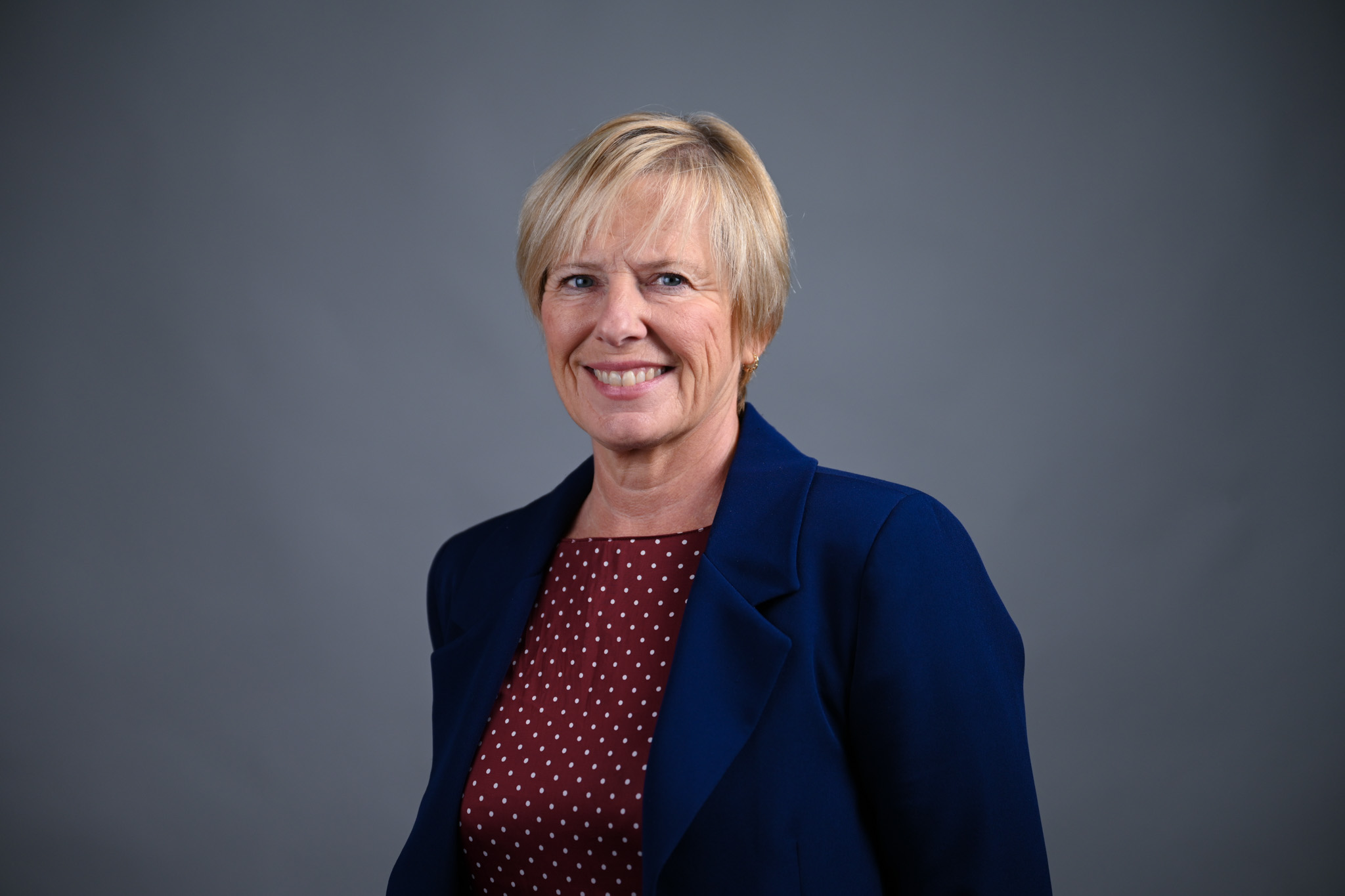 Portrett av dame med grå bakgrunn. Foto: Anders Palmer Holmen