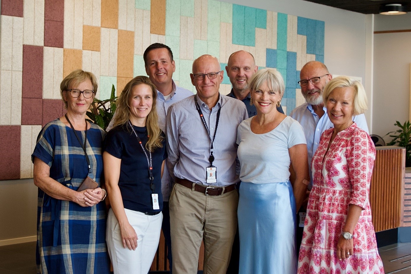 Gruppebilde av åtte personer.