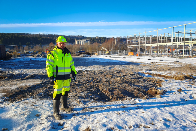 Byggeleder Lars Willy Moland i Vestfold og Telemark fylkeskommune ved den første rundkjøringen som lages nå.