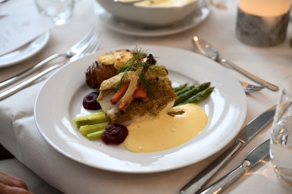 En tallerken med mat på et restaurantbord