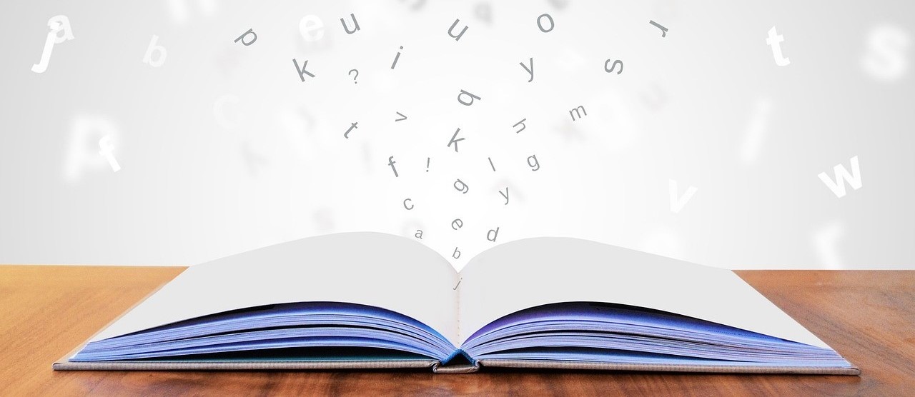 Illustrasjonsbilde av bokstaver som flyr ut av en bok