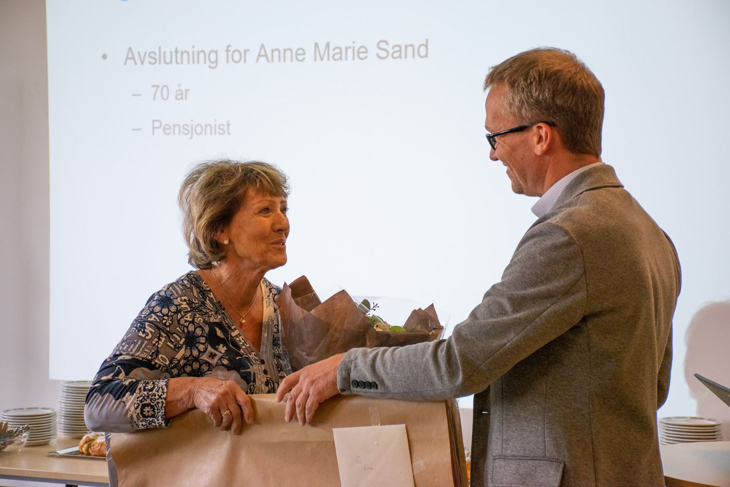 Hans Christian gir gave og blomster til Anne