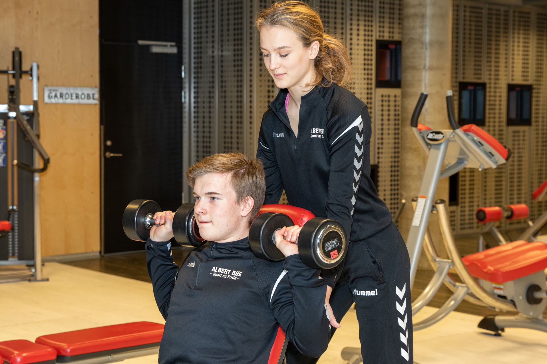 Elever løfter vekter