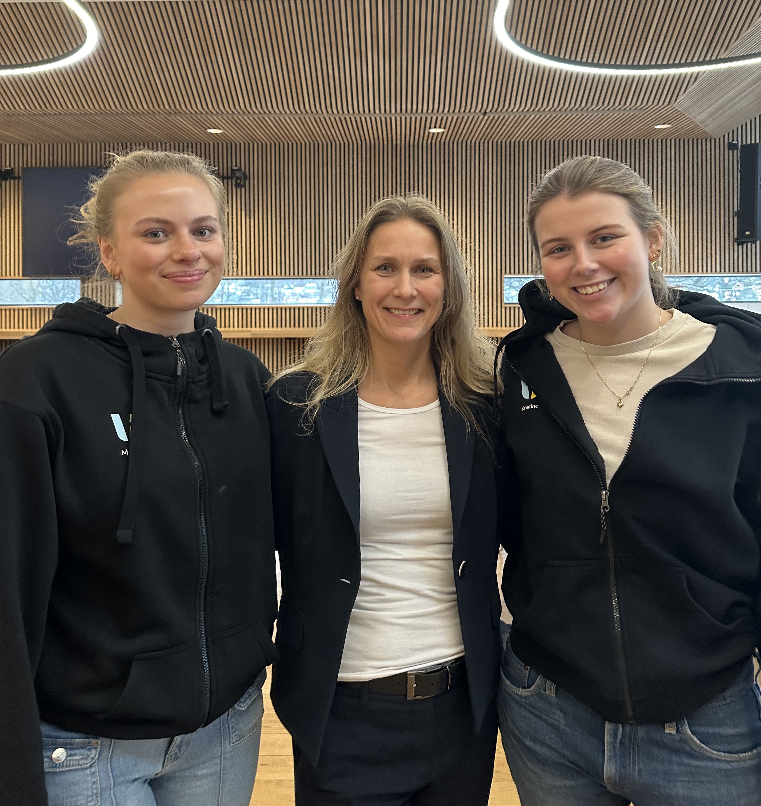 Liv Marit Hansen (midten), Maria Wangberg og Kristine Elise Slettom ved siden av hverandre på fylkeshuset i Tønsberg.