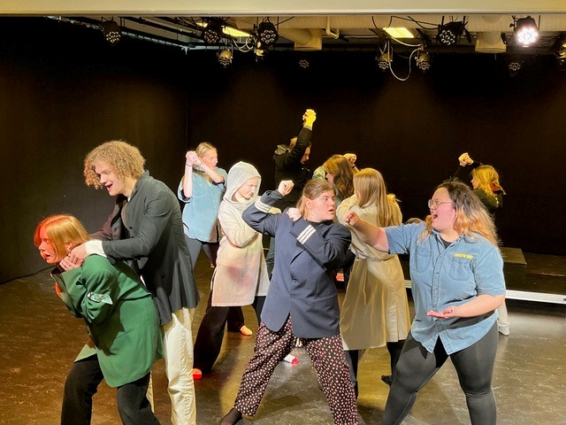 Bilde av elever fra musikk, dans og drama-linja