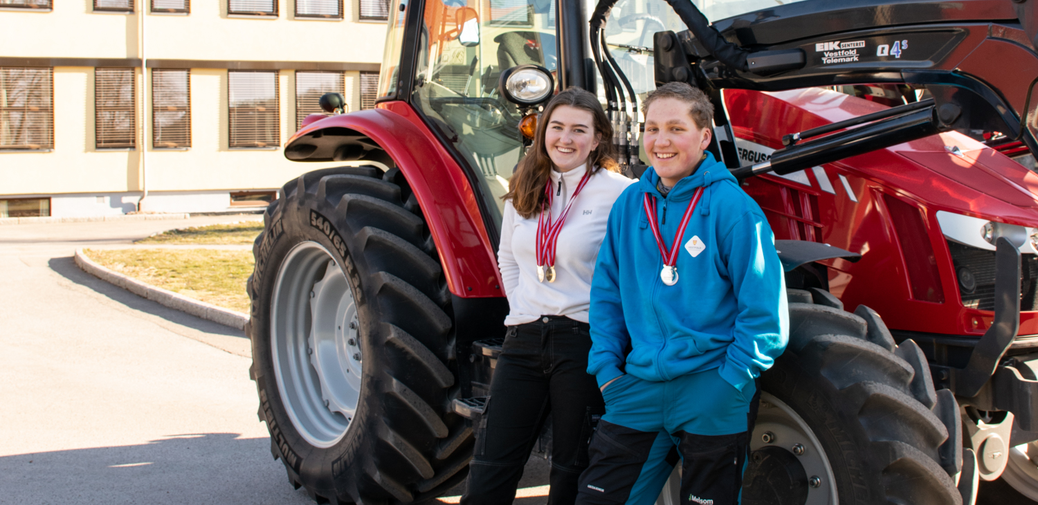 Vinnerne poserer foran traktor