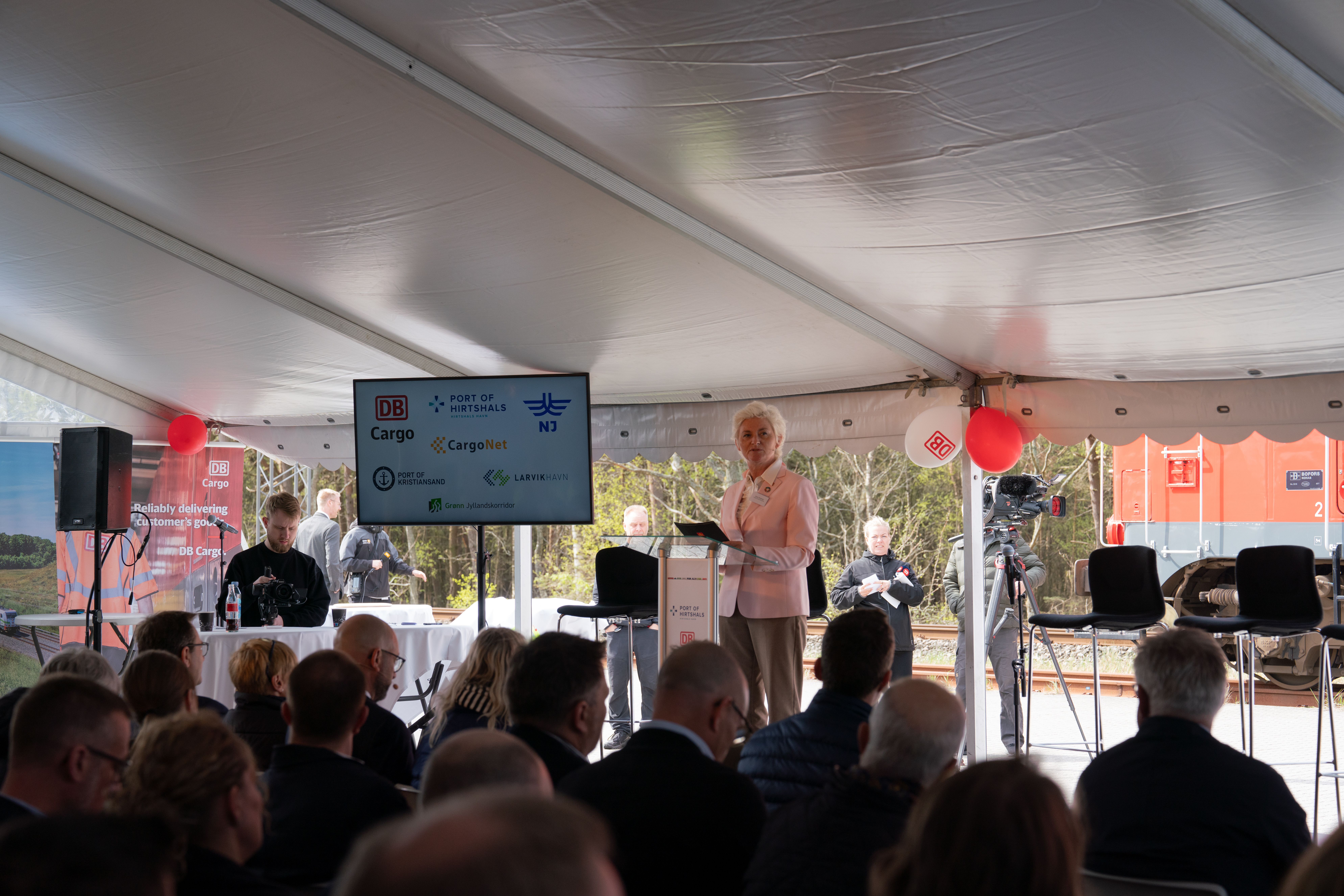 Fylkesordfører Anne Strømøy formidlet noen velvalgte ord til forsamlingen som hadde møtt opp i Hirtshals.