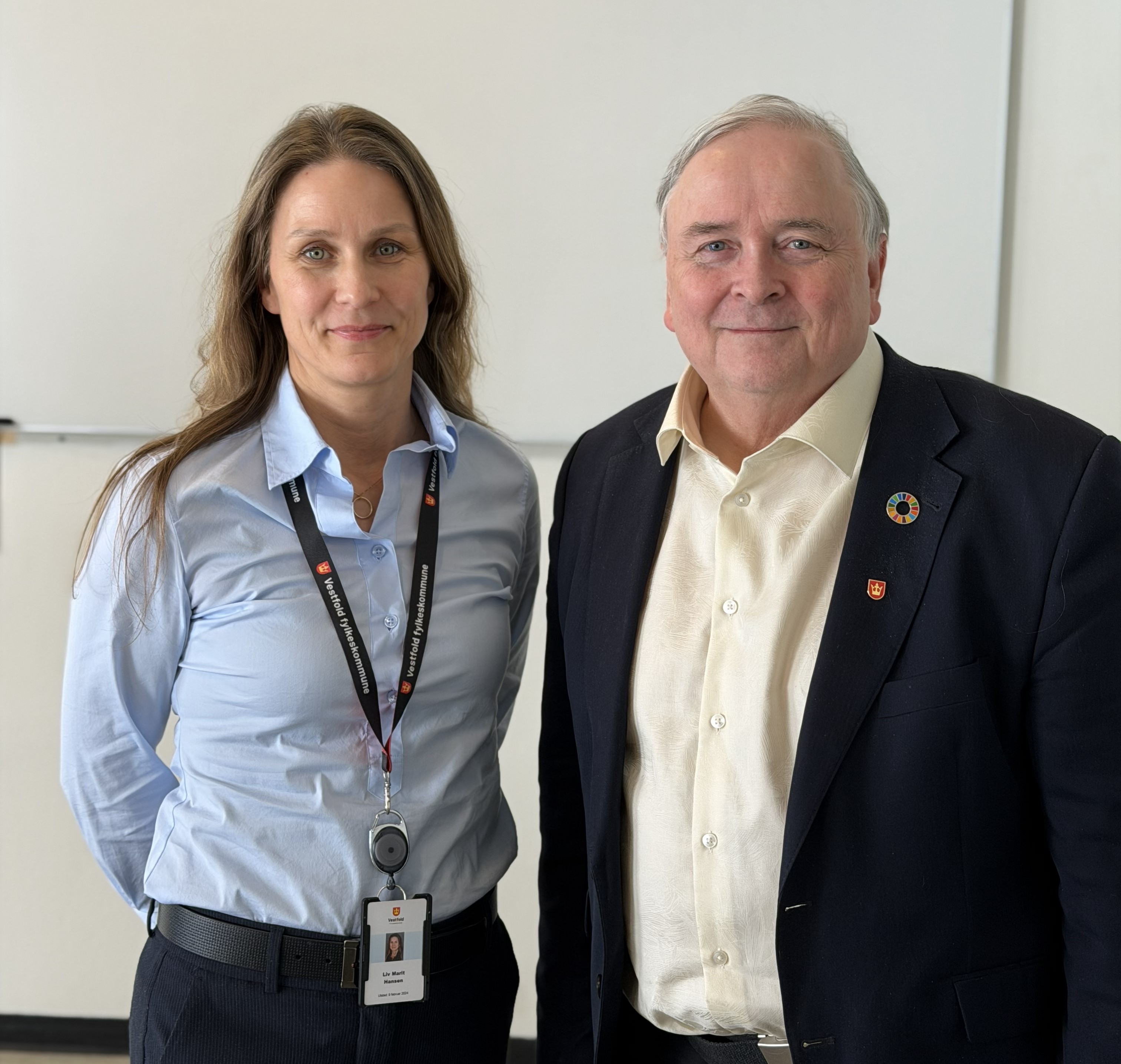 Hansen og Bertntzen smiler inn i kamera.