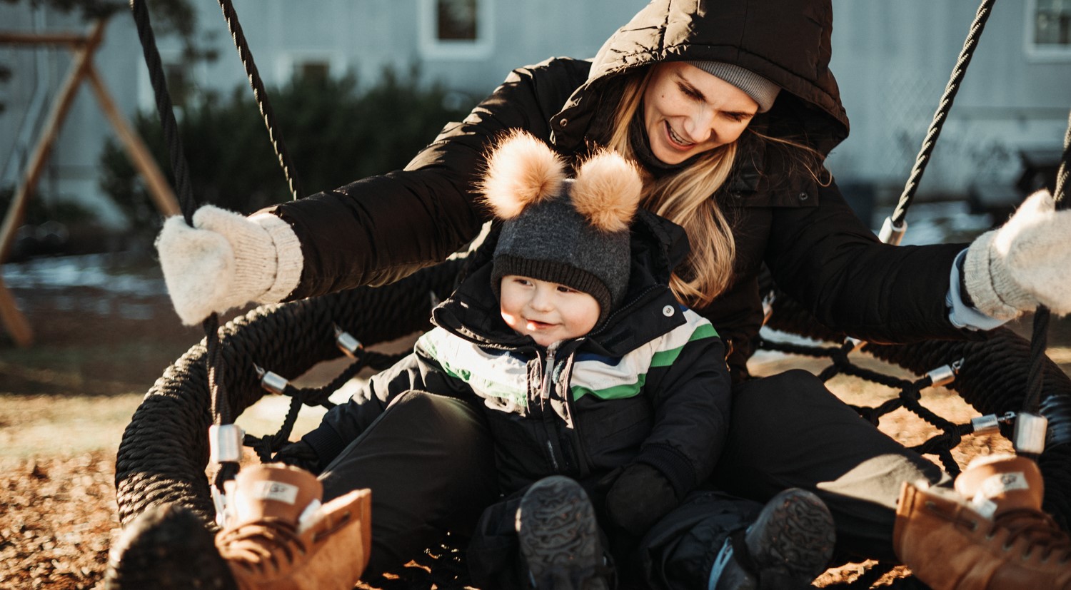 Bilde av mamma og barn. Hvordan står det til med innbyggerne i Vestfold og Telemark? Finn svar de nye nettsider "Kunnskap om regionen".