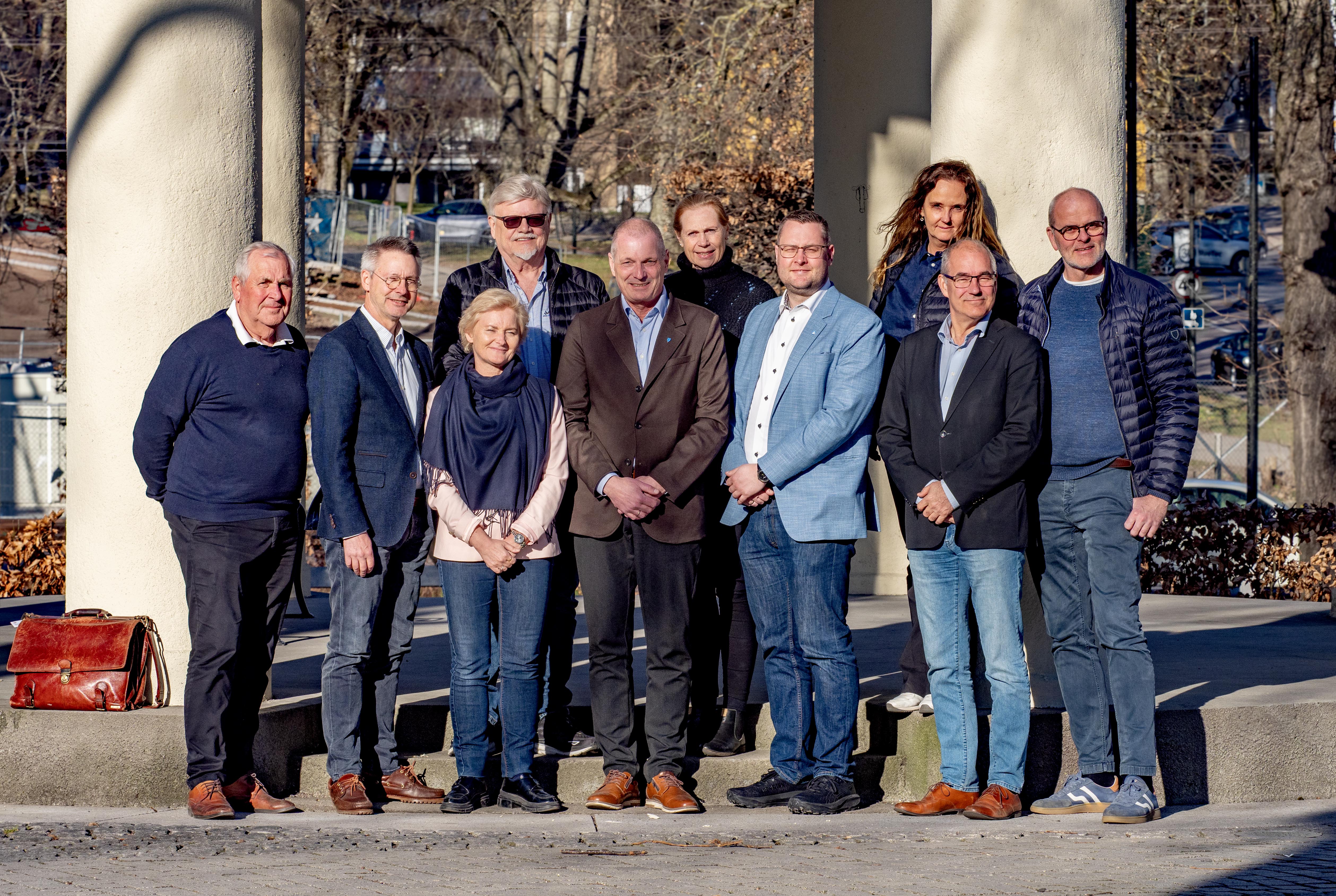 Fotografi av overordnet styringsgruppe i bypakke Tønsberg-regionen i Stoltenbergparken i Tønsberg april 2025