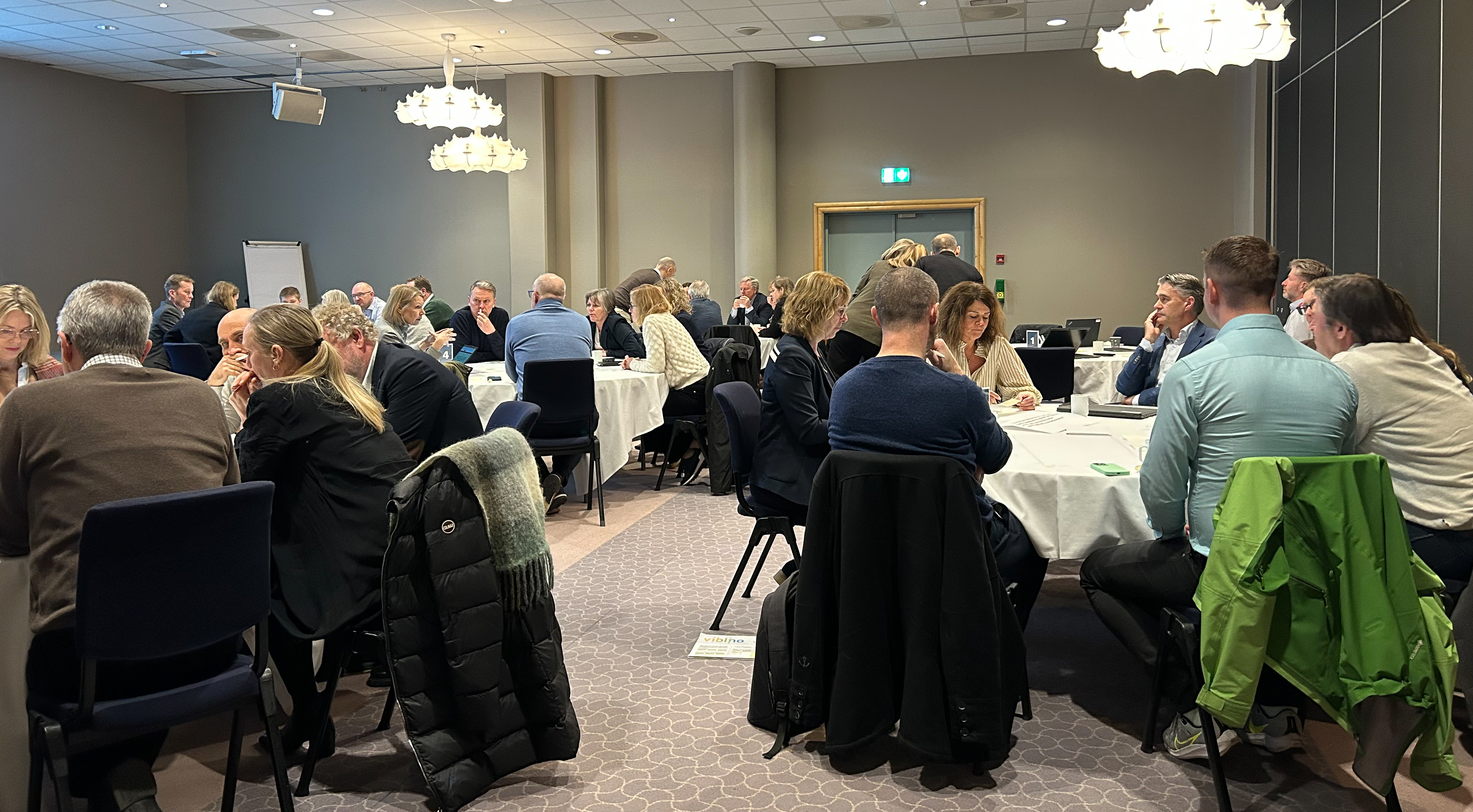 mennesker rundt runde bord