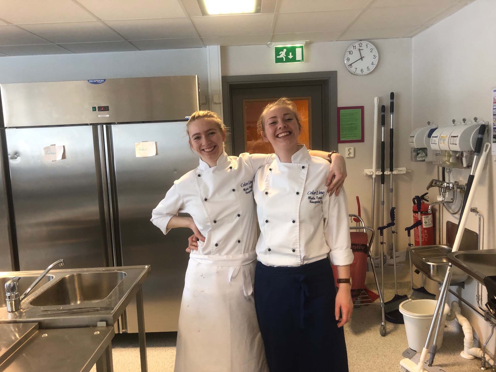 Jenter på kjøkkenet