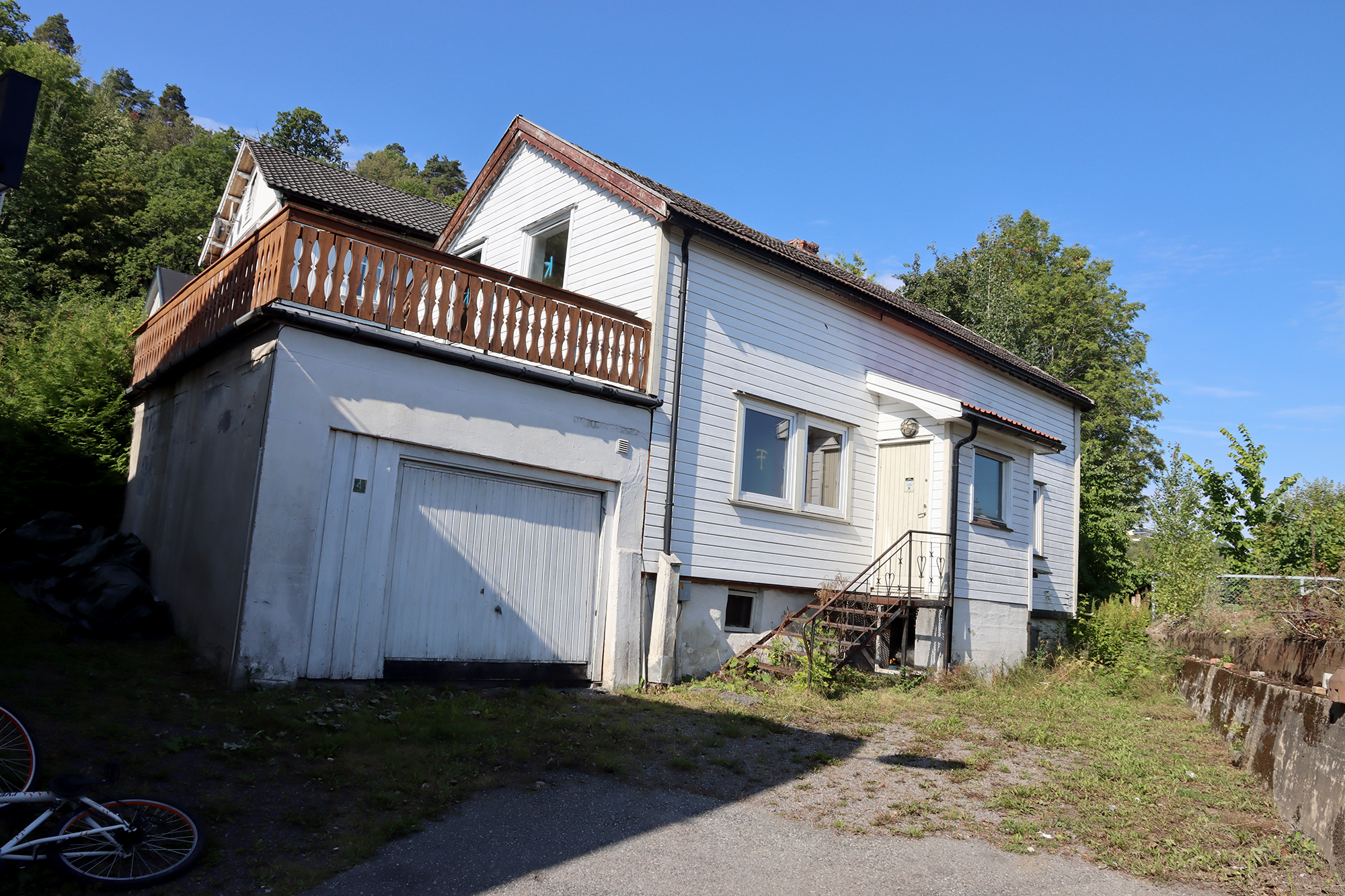 Fire hus skal rives i Holmestrand sentrum før byggingen av ny fylkesvei kan starte.